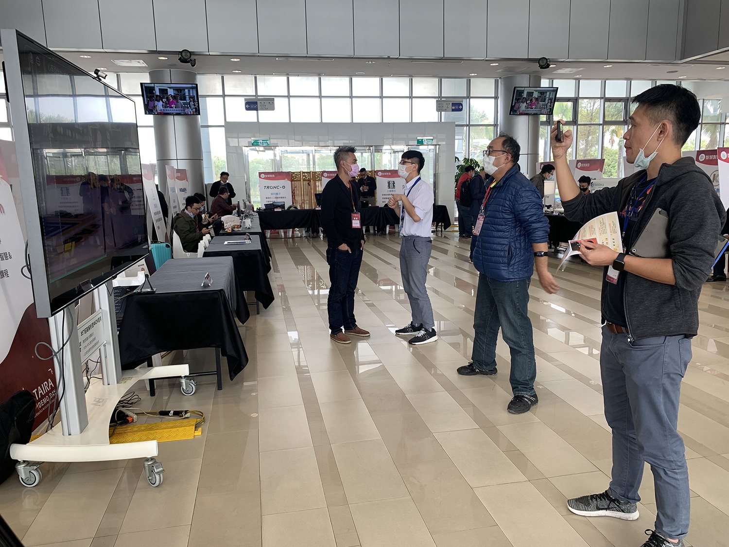 新創團隊展示其產品